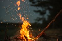 Lagerfeuer in der Abenddämmerung Lagerfeuer in der Abenddämmerung