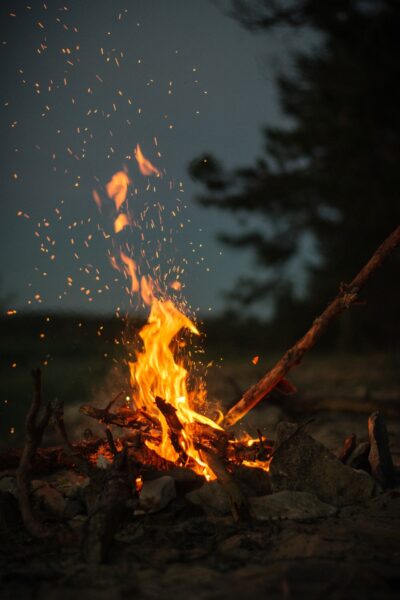 Lagerfeuer in der Abenddämmerung