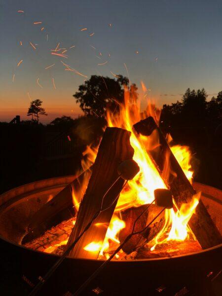 Lagerfeuer im Abendrot